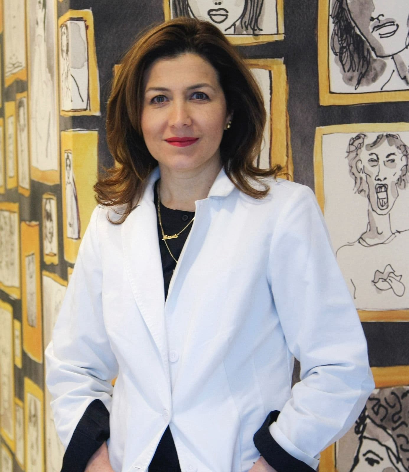 Retrato de la Dra. Marcela Castellanos Blanco con bata médica
